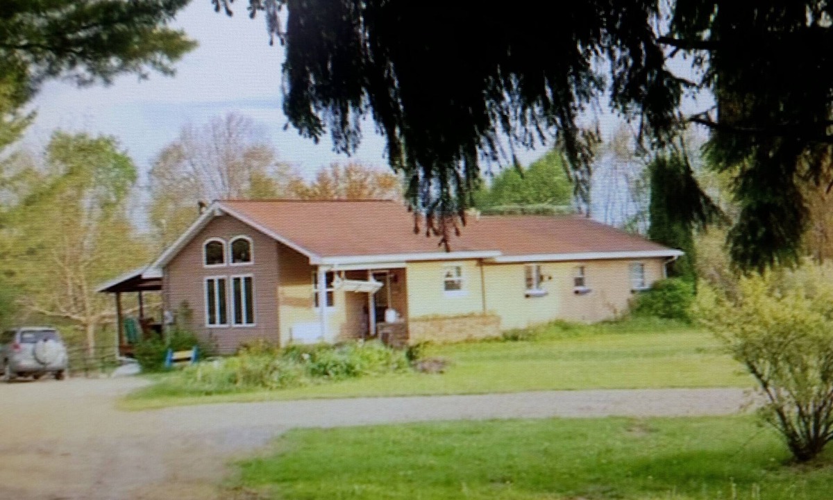 Russell Apartment | 1 bedroom apt nestled in 40 acres of nature. 5 star air bnb rating!