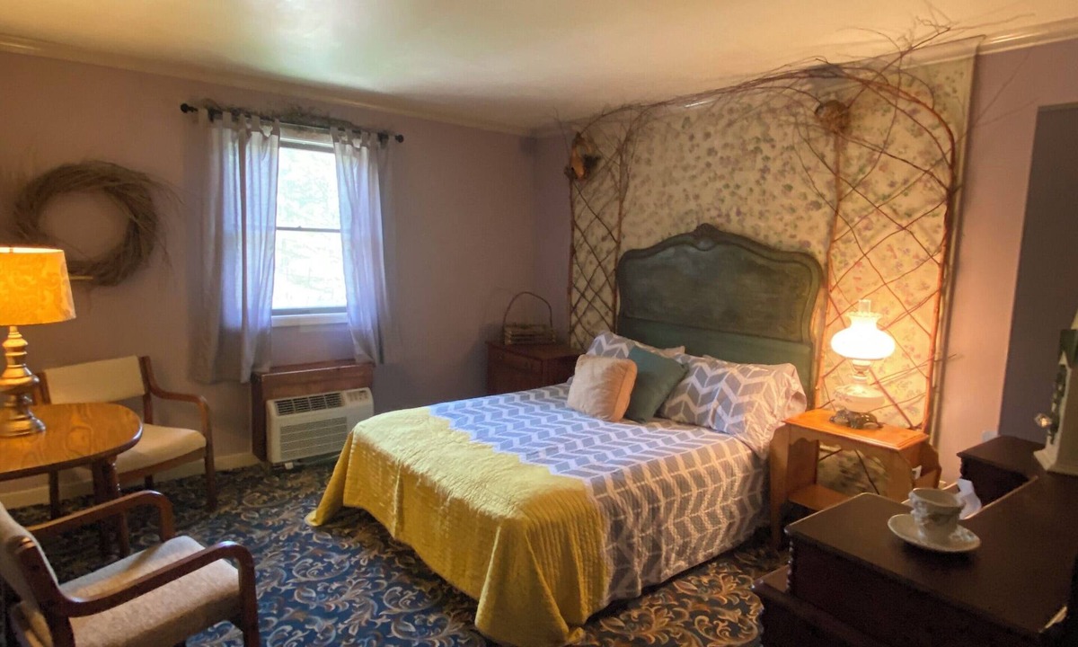 Clarington Apartment | 11-Robin's Nest Room