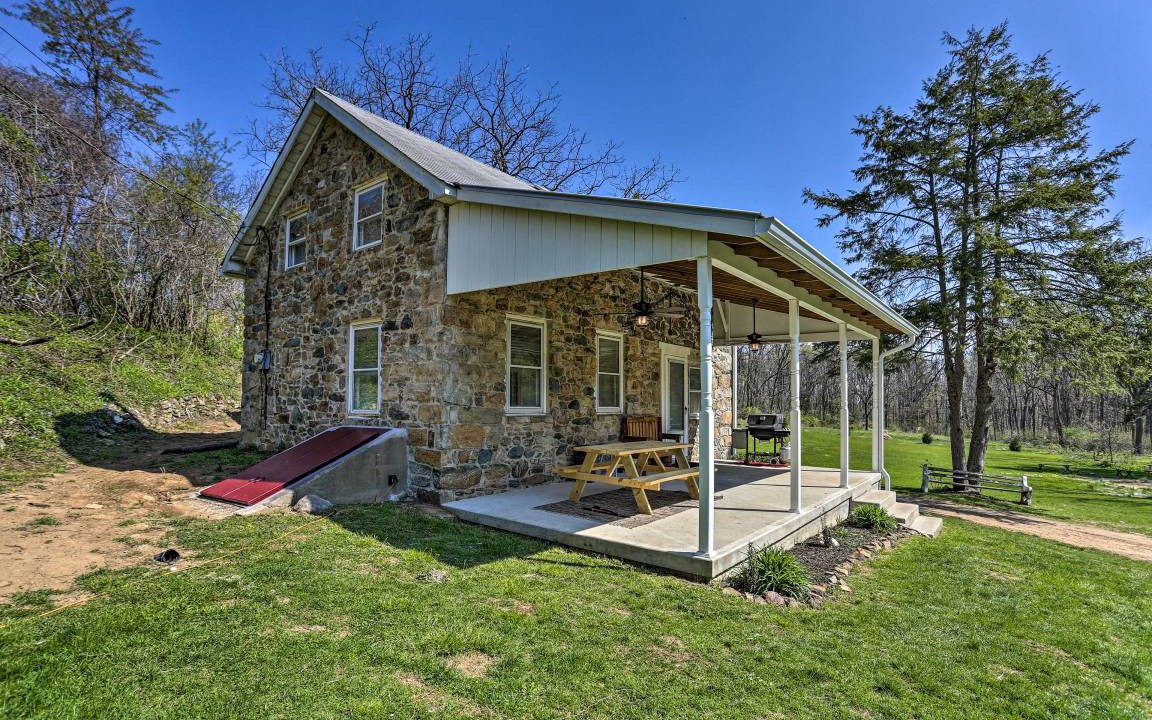 Hellertown Cottage | 111 m² Cabin ∙ 2 bedrooms ∙ 6 guests