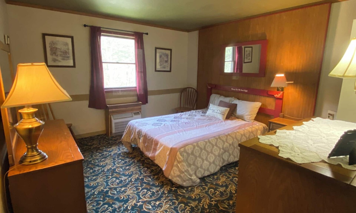 Cooksburg Apartment | 13-Kiss Me Goodnight Room