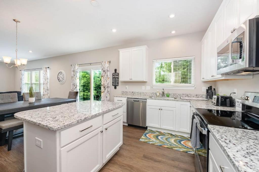 Otterbien Home House | 1344 soaring way NEW Cheerful 5 bedroom home in quiet suburban area