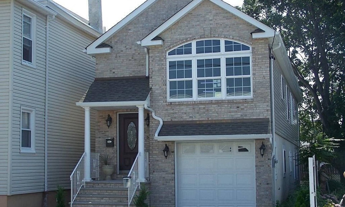 Paterson Apartment | 15 mins away from NYC & American Dream Mall. 3 BR -2 Baths. Free Washer & Dryer