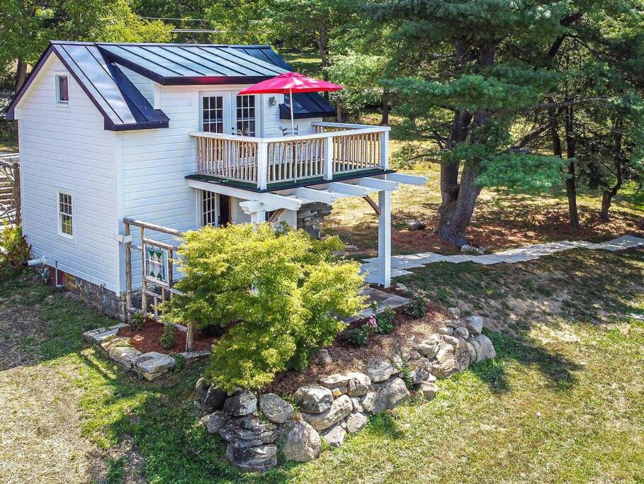 Chester House | 1786 Farm Cottage Honeymoon Suite Renovated 2022