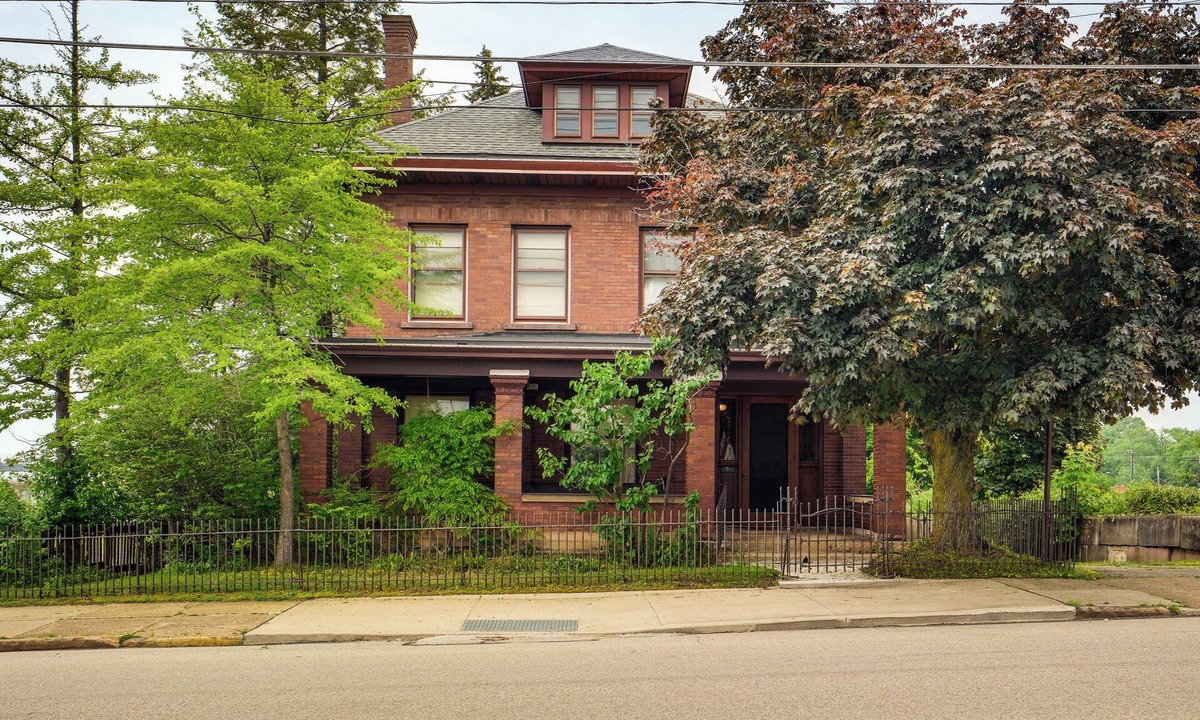 Erie House | 2 Mi to Lake Erie: Spacious Retreat Near Cafes!
