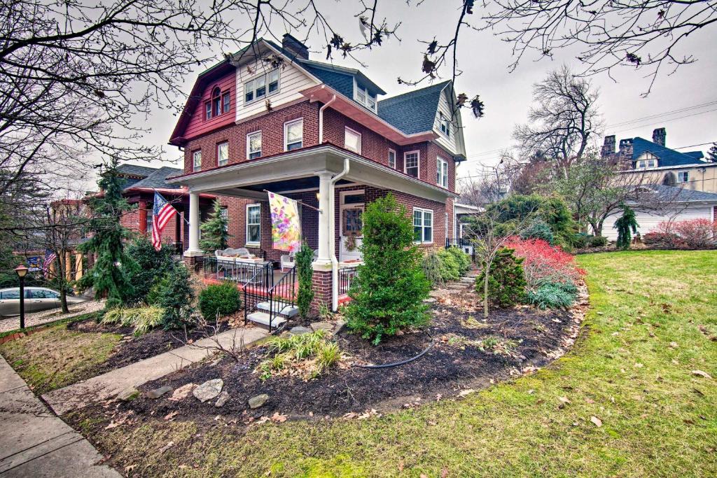 Reading House | 2 Mi to Reading Pagoda Spacious Home with Deck!