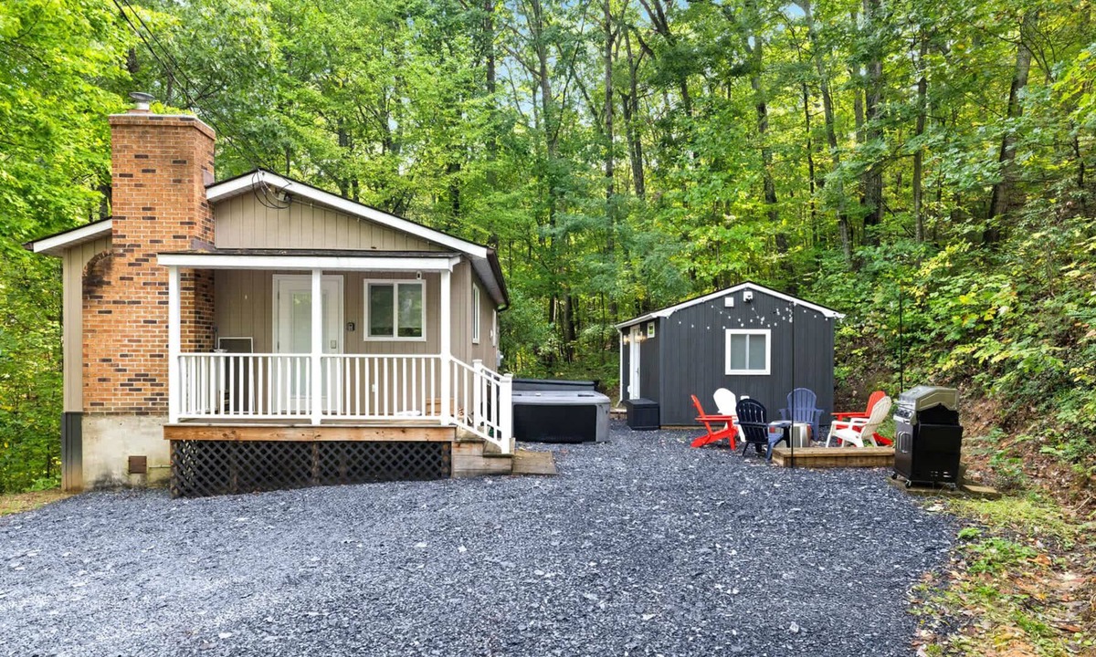 New Market House | 2 Modern Cabins: Hot Tub, Fire Pit, Grill, & Wifi!