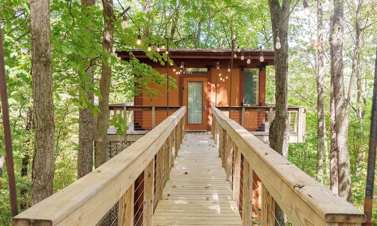 South Bloomingville Cabin | 2-Person Romantic Treehouse Getaway in Hocking Hills, Ohio