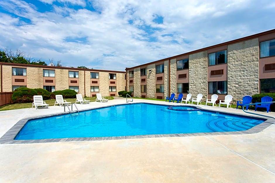 Hillsborough Hotel | 2-Star Hotel ∙ Days Inn by Wyndham Hillsborough