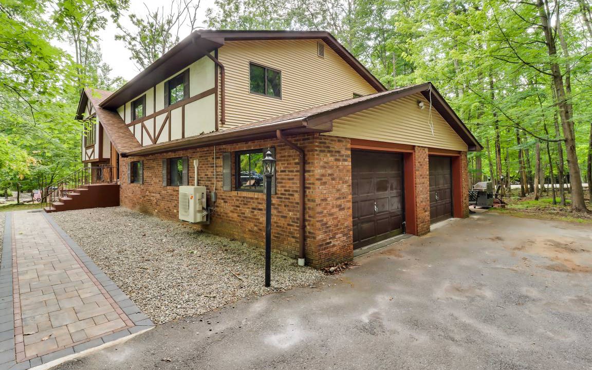 East Stroudsburg House | 269 m² House ∙ 5 bedrooms ∙ 12 guests