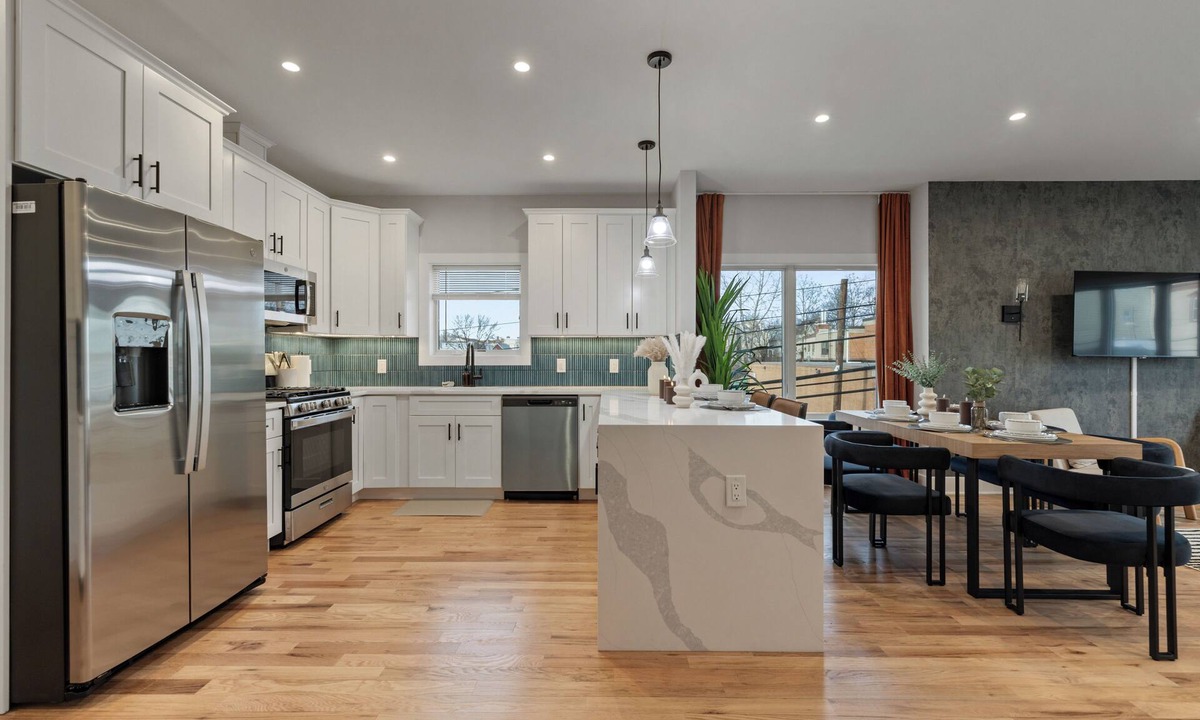 Kearny Apartment | 2br 3ba 2King bd, 3 Car Parking+Bonus area w/Qn bd