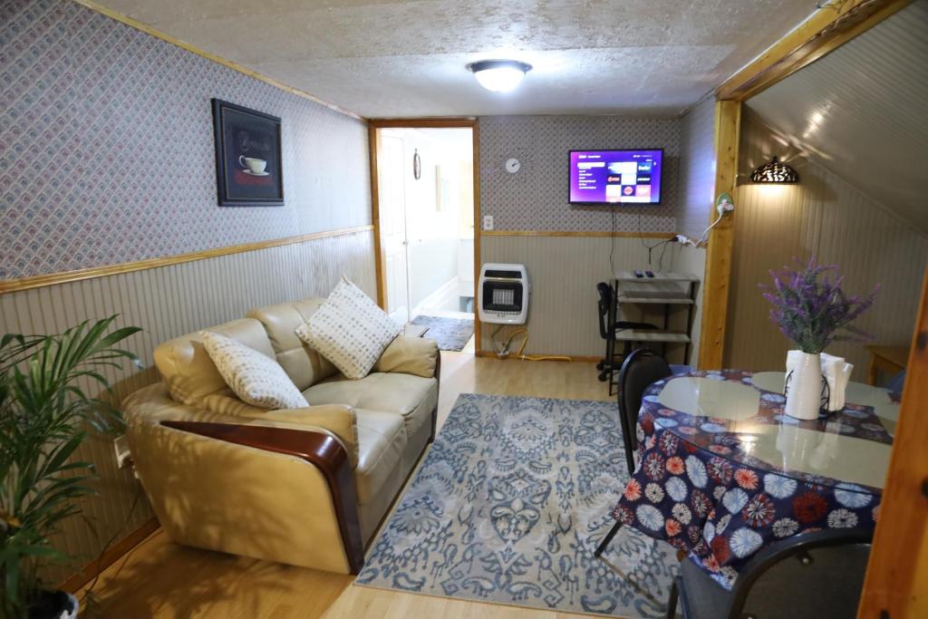 Fayetteville Apartment | 3-Bedroom apt. ideal location near new river gorge