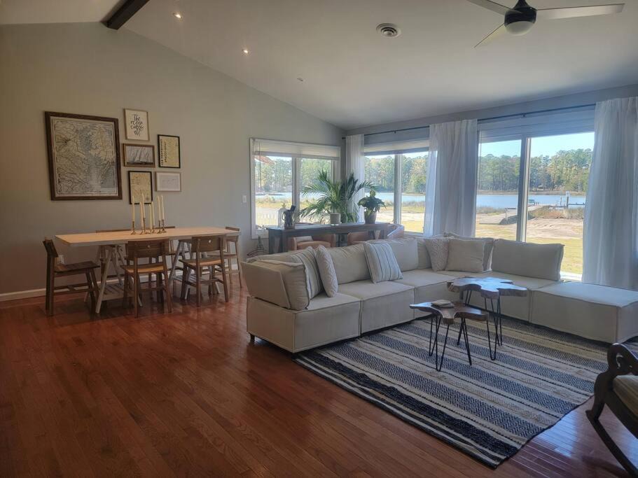 Onemo Villa | 3 Bedroom Bay Home with Private Dock & all the Amenities
