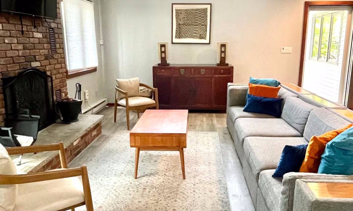 Bushkill House | 3-bedroom house in serene Saw Creek Estates with WiFi, AC, access to pools, lake