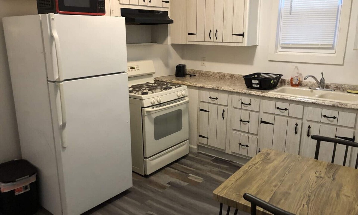Elizabeth Apartment | 3-bedroom private apartment EWR 15-minutes away