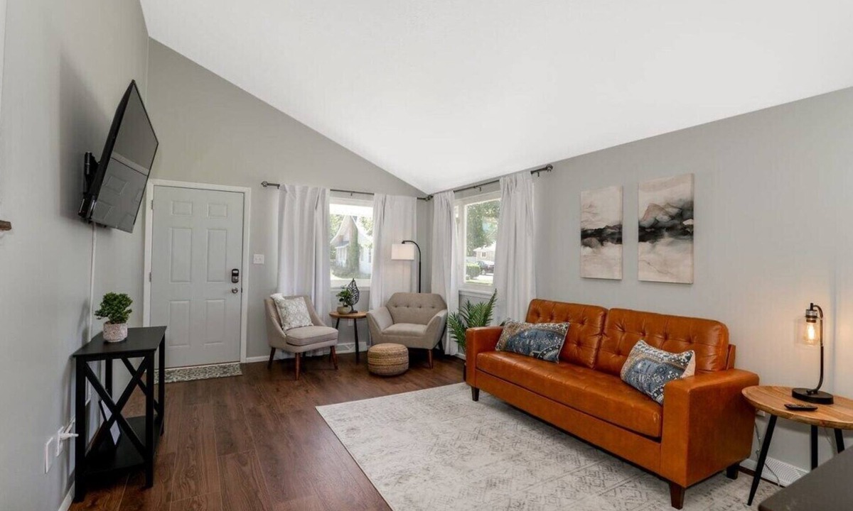 Euclid House | 3 BR tranquil lakeside retreat.- Near Lake Erie!