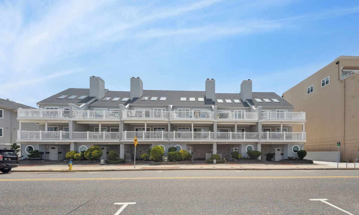 North Wildwood Condo | 4 bedroom 3 bath condo