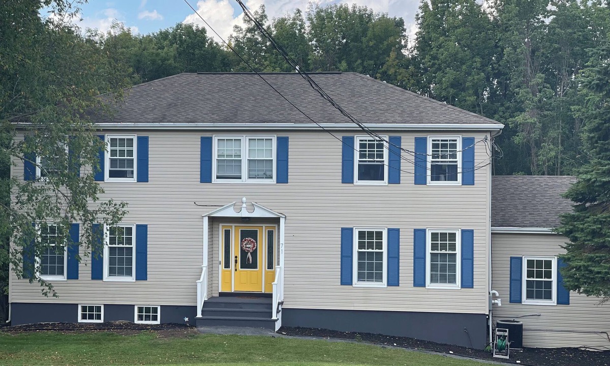 Sussex House | 4 Bedroom Pool Oasis - 10 min. to Ski & Golf