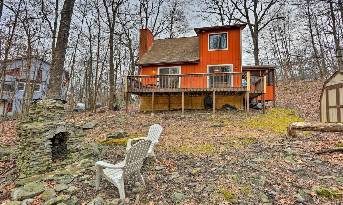 Bushkill Cabin | 4 Mi to Tubing: Cozy Bushkill Cabin w/Deck!