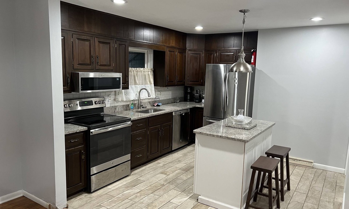 Lancaster House | 4Bd with pool near Sight & Sound, Spooky Nook Sport