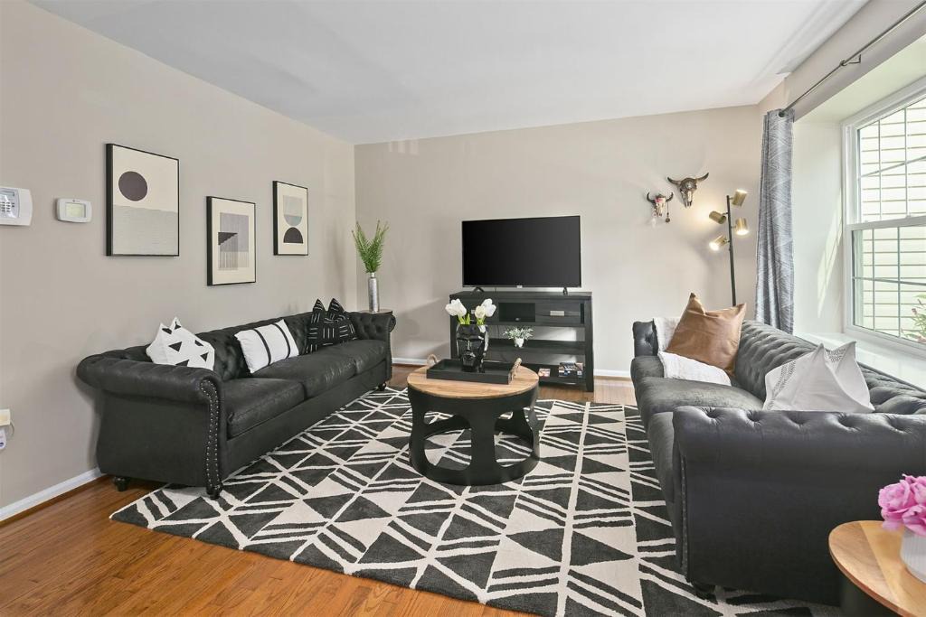 Countryside House | 4BR Townhome, Close to Shops & Restaurants, 40 Mins to DC