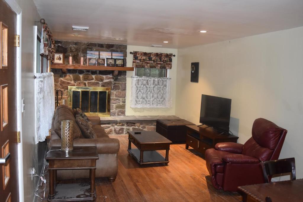 Lake Harmony Estates House | 5 Bdr Cabin Game rm Large Deck Fireplace FireTable