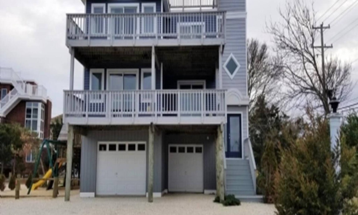 Loveladies House | 5 BR, 3rd from the ocean