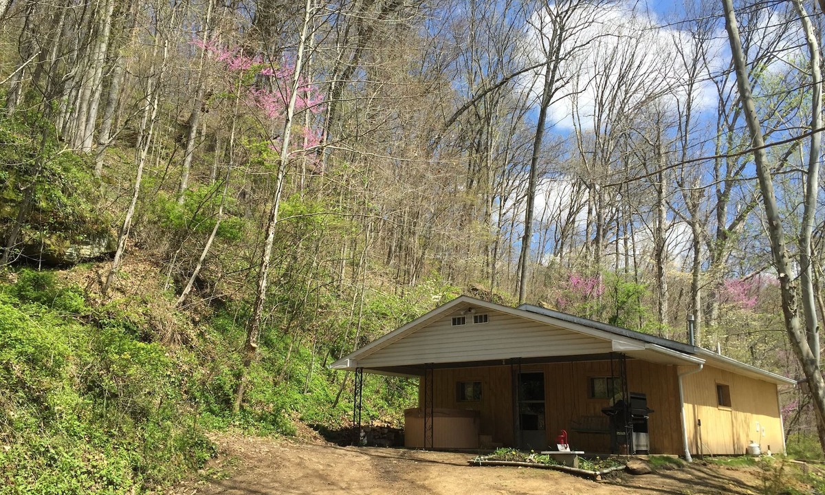 South Bloomingville Cottage | 5 Min From The Caves on 21+ Acres, Wi-Fi, Hot Tub, Fire Pit, Pet Friendly, Grill