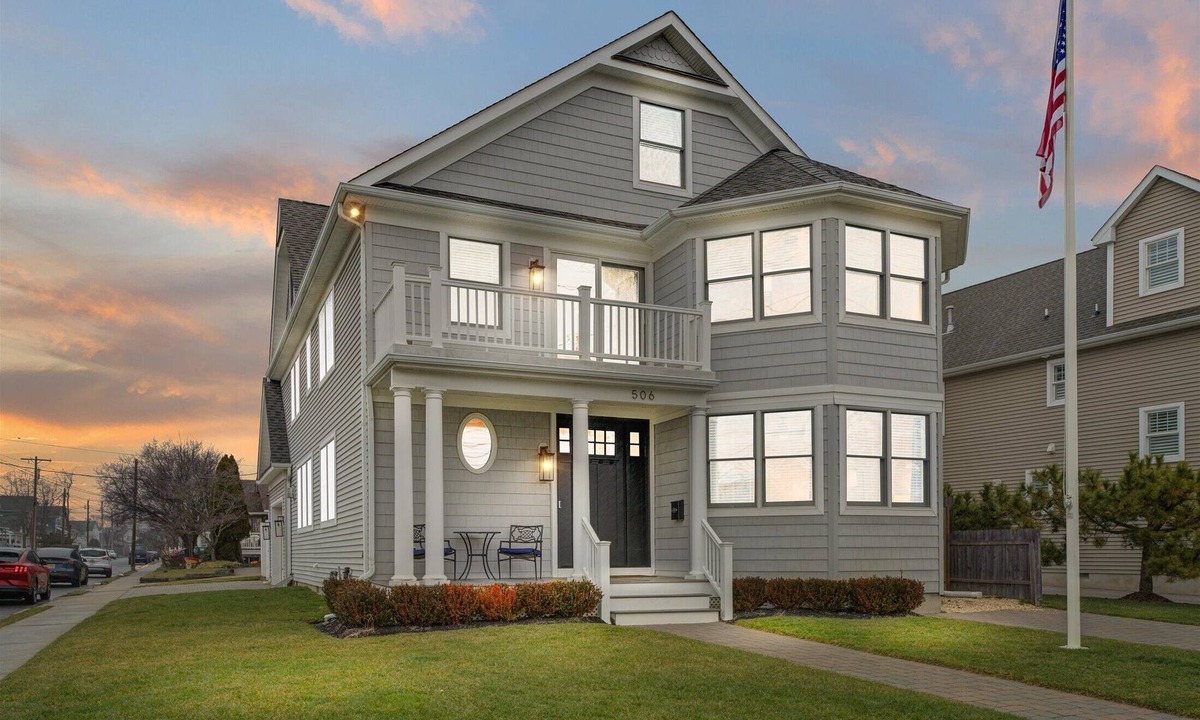 Wall House | ⭐️ 6 BR Belmar Beach Family Home - Walk to Beach & Lake! ⭐️
