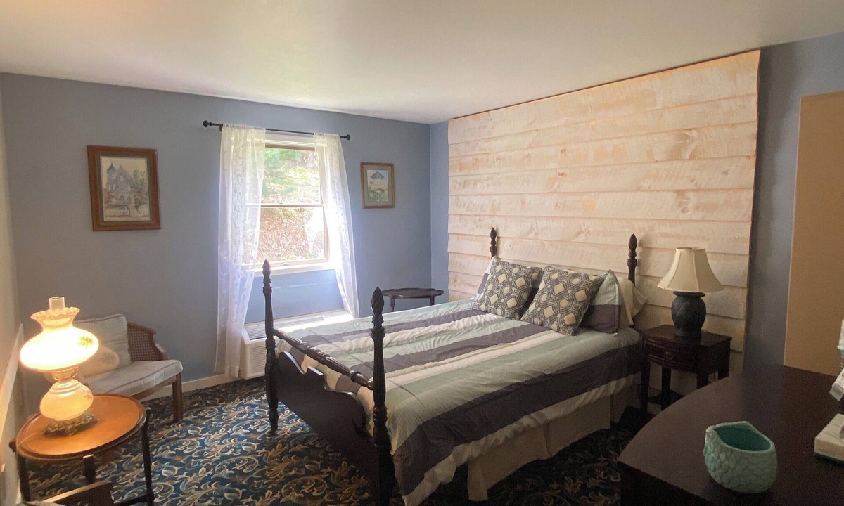 Tylersburg Apartment | 7- Blue Room