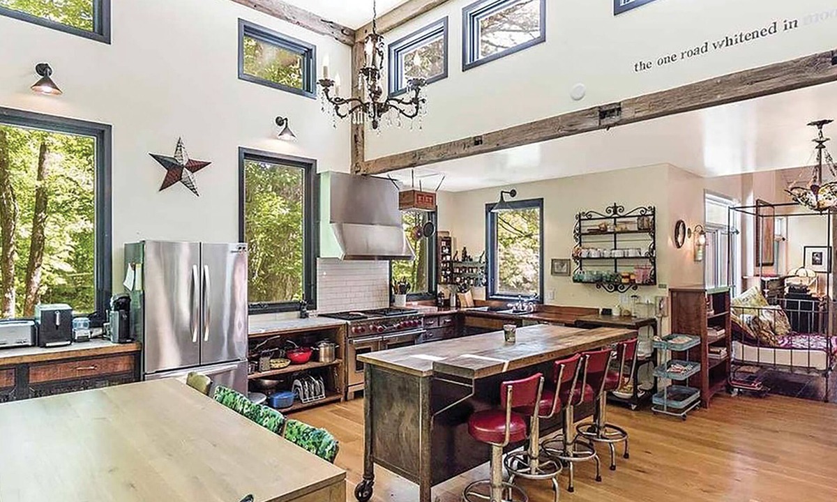 Saugerties House | 8-bedroom house & barn boardering the Catskill Mountain Preserve and family farm