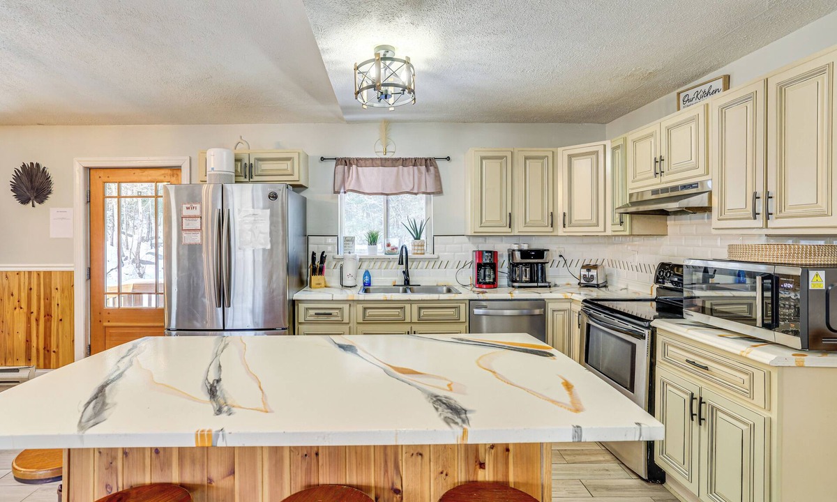 White Mills Cottage | 8 Mi to Lake Wallenpapack: Gem w/Deck & Game Room