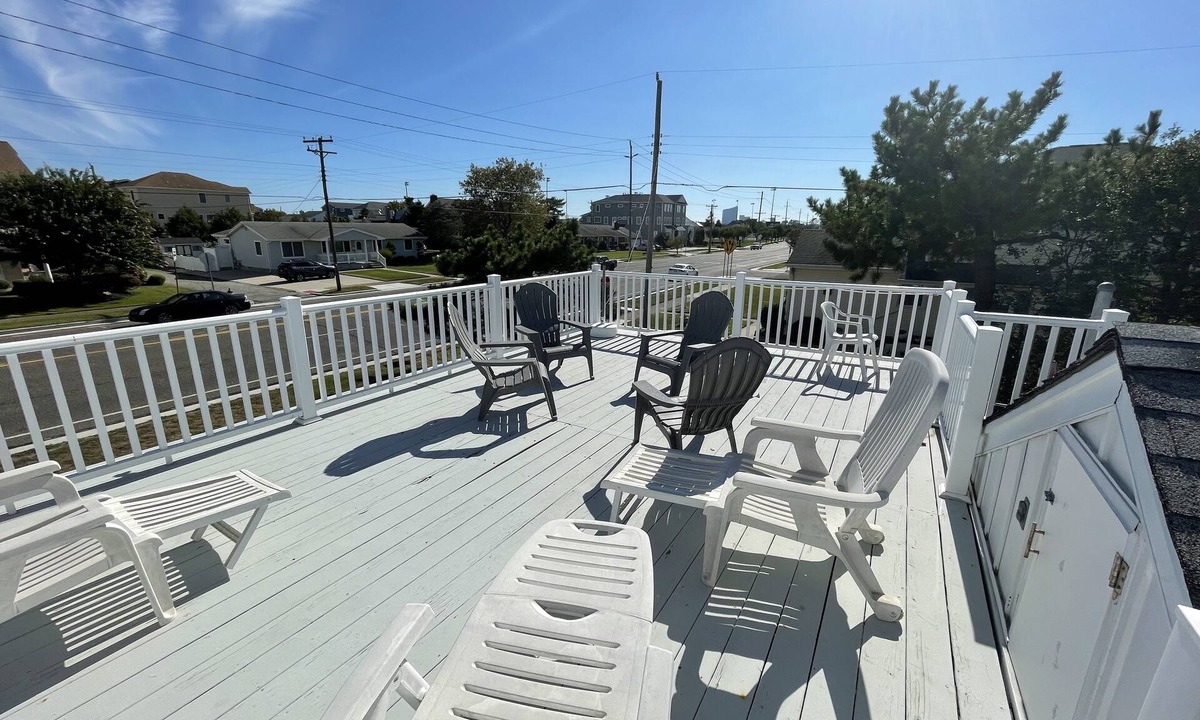A-Zone House | A-Zone Rancher 1.5 blocks to the Beach and Shark Park!