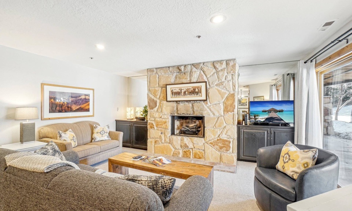 North Park City Condo | All Seasons Condo -Sleeps 6 - 2 King beds!