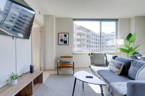 Crystal City Apartment | Amazing 2BR Apartment at Crystal City