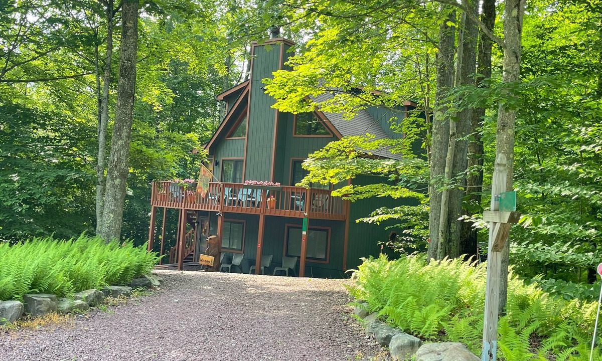 Pocono Lake House | An Ultimate Pocono Lake Retreat Awaits,3 Level home with 4 Bdr, 5 beds & 3 Baths