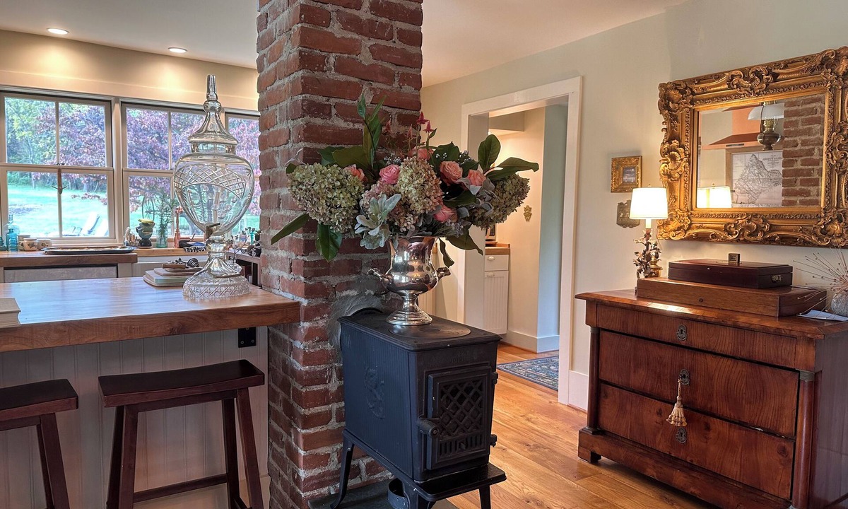 Roseland Bed & Breakfast | Artist's Historic Farmhouse + Mountain Cideries + Bed & Breakfast, Fire pit