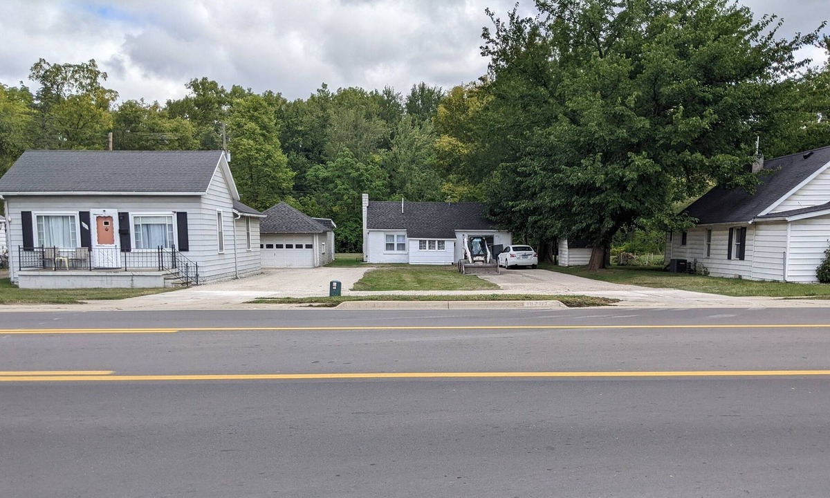 Dundee House | Aunt Rose's Place 2 BR Cottage on River Raisin Monroe Michigan