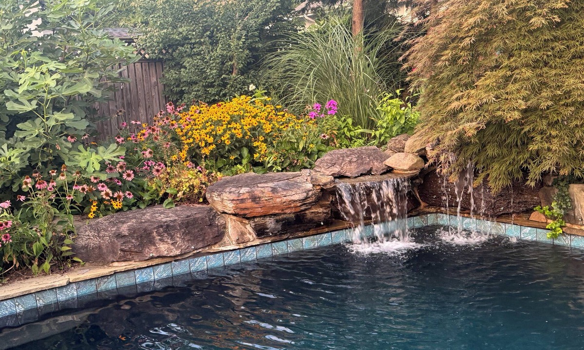 Homewood House | Available for Commissioning Week and Boat shows. Heated Pool and great backyard