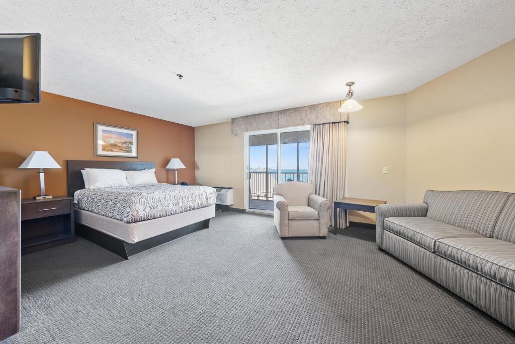 Put-in-Bay Hotel | BayShore Deluxe #218