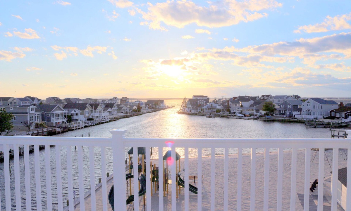 Dover Beaches North House | Beachfront! Lavallette, Monterey Beach sleeps12 dock! Open May 27 to June 29