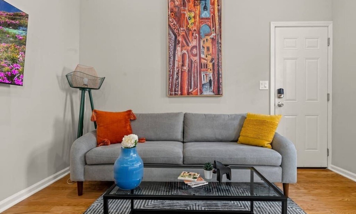 Rittenhouse Row Apartment | Beautiful 1BD With Balcony Hosted By StayRafa - 4R