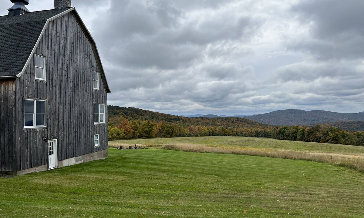 Stamford House | Beautiful Barn Estate: 5 bdrms 5 bathrooms, fireplaces, views & more