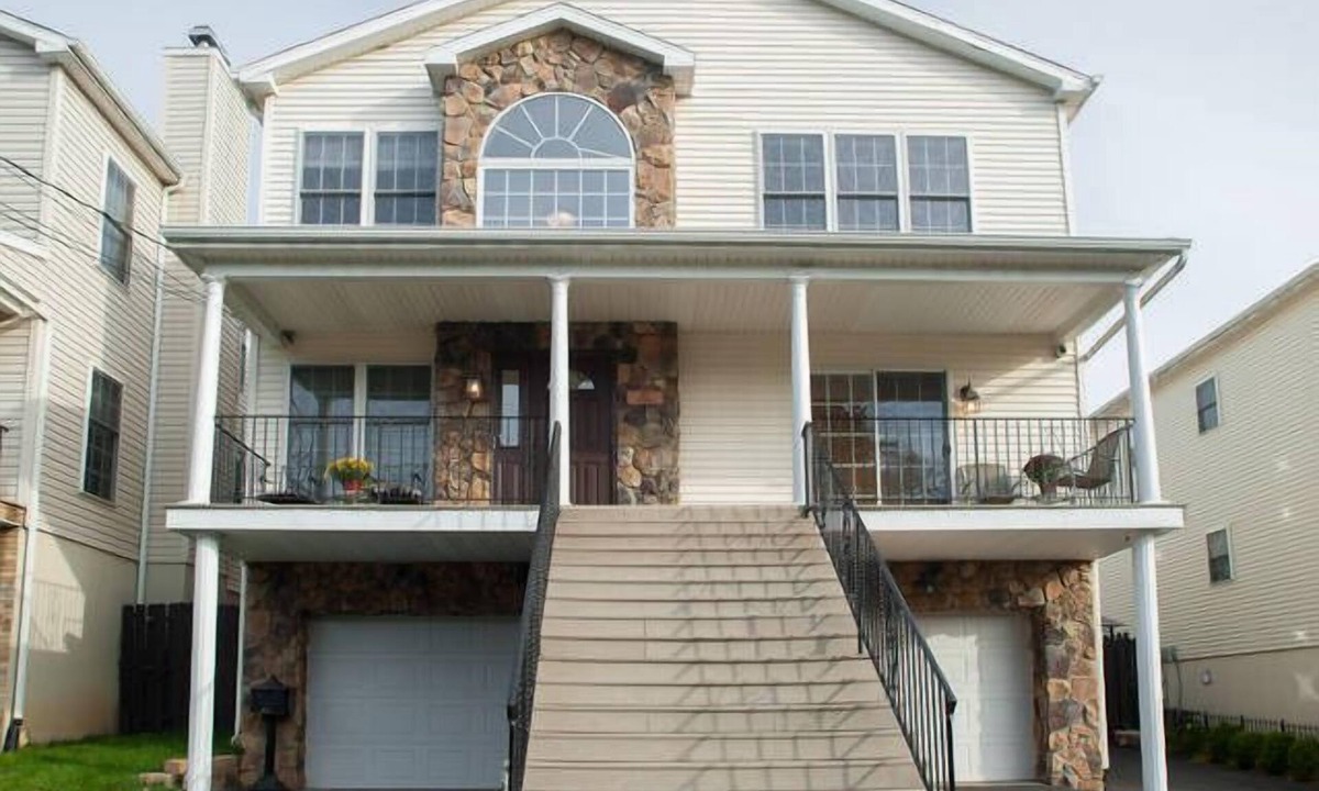 Paterson Apartment | Beautiful & Bright - 3 Bedroom 2 Bath in Paterson, NJ Minutes From NYC