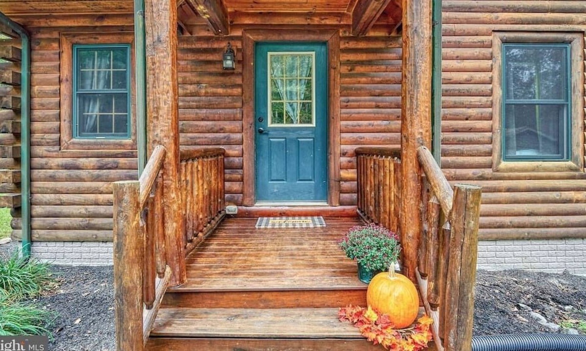 Orrtanna Cabin | Beautiful Custom Built Log Home with Jacuzzi