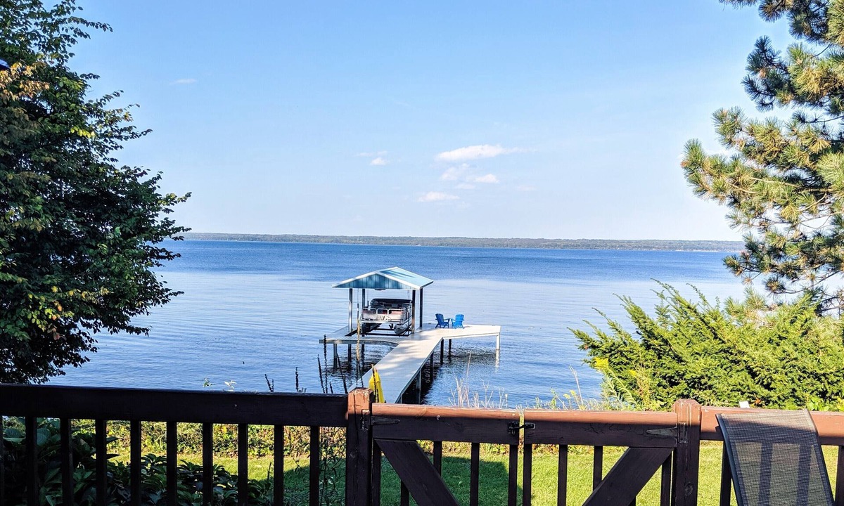 Town of Torrey House | Beautiful house on the lake