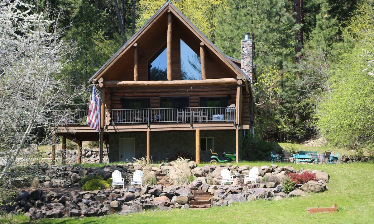 Coeur d'Alene House | Beautiful Log Home on Cda Lake, Grass to the Water!
