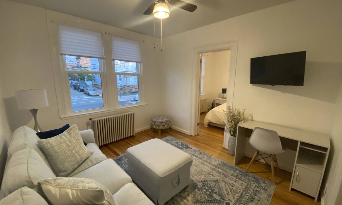 Jersey City Apartment | Beautiful renovated apartment, 15 minutes from NYC!