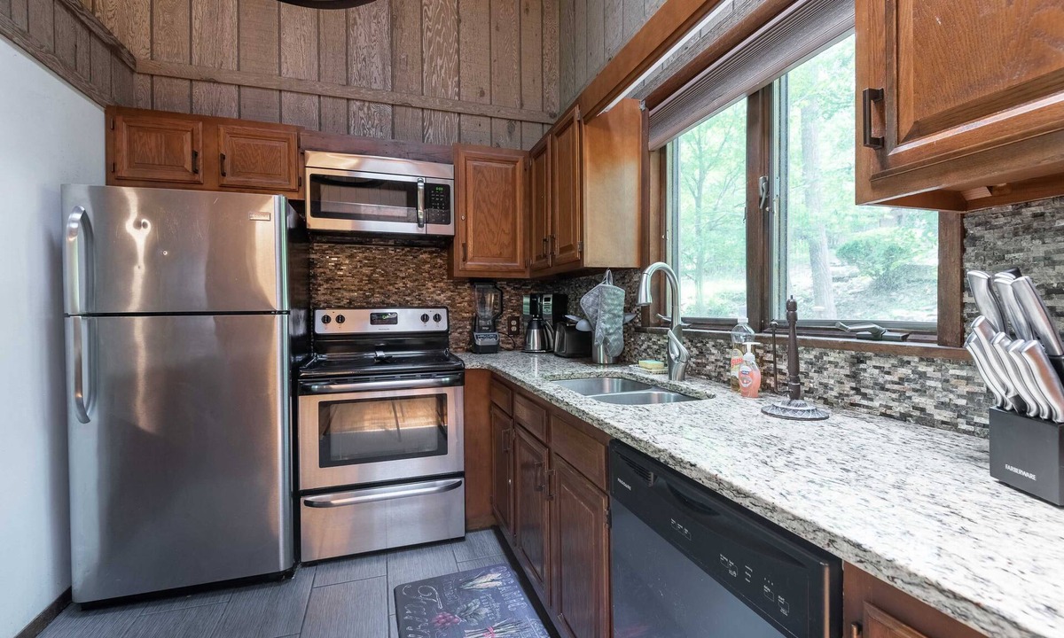 Bushkill Cabin | Beautiful Rustic Cabin! Pool Table, 6 TVs, WiFi, Linens/Towels, A/C,FirePit