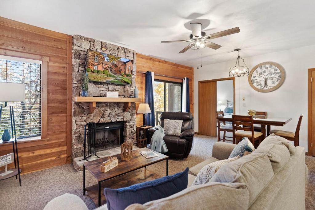 Seven Springs Apartment | Beautiful Seven Springs- 2 Bed, 2 Bath Condo