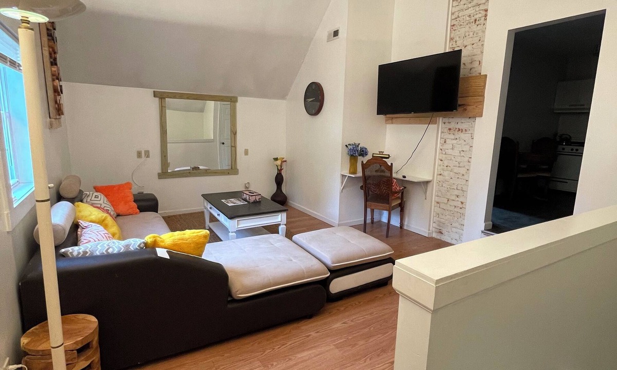 Erie Apartment | Beautifully updated and spacious 1 Bedroom Apt.